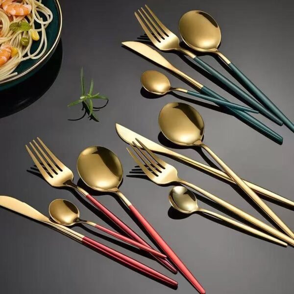 Juego de cubiertos de acero inoxidable con cuchillo, tenedor, cuchara y cucharilla para té pintados con spray dorado portugués. Paquete de regalo de 4 piezas.: imagen 2