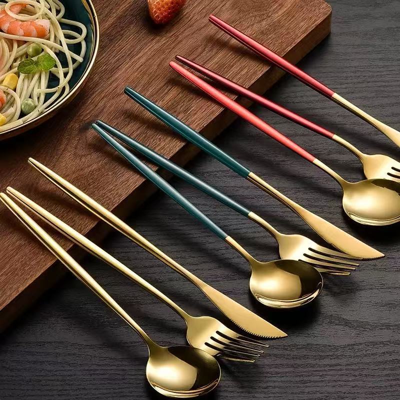 Juego de cubiertos de acero inoxidable con cuchillo, tenedor, cuchara y cucharilla para té pintados con spray dorado portugués. Paquete de regalo de 4 piezas.: imagen 3