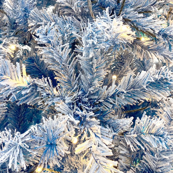 Árbol de Navidad que incluye guirnaldas de flores, con luces LED.: imagen 14